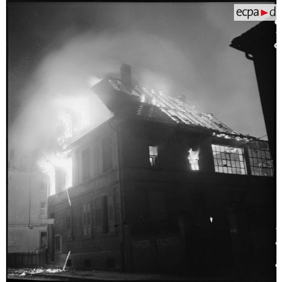 Maison en flammes dans une rue de Khel. [description provisoire]