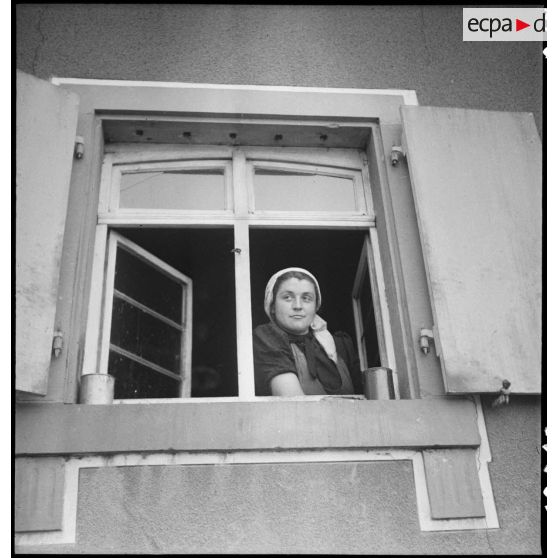 Jeune fille à sa fenêtre dans la ville de Kehl. [description provisoire]