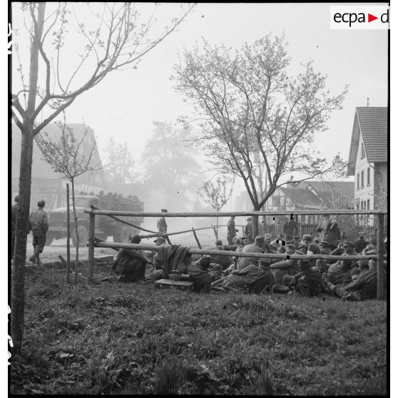 Soldats allemands prisonniers à Kehl. [description provisoire]