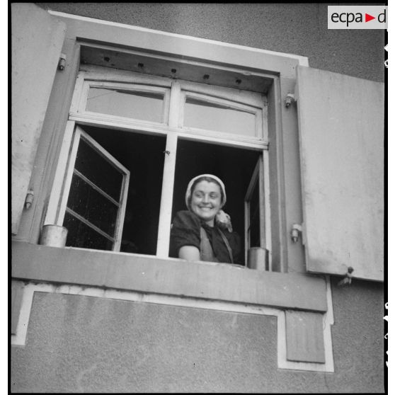 Jeune fille à sa fenêtre dans la ville de Kehl. [description provisoire]