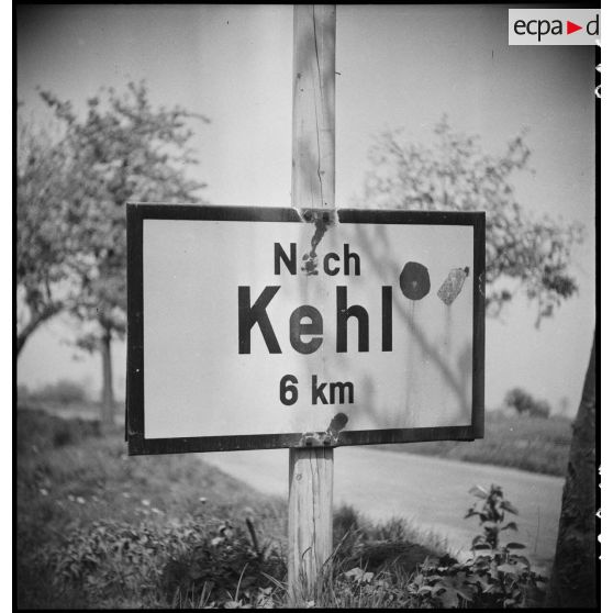 Panneau indicateur signalant la direction de la ville de Kehl à 6 kilomètres. [description provisoire]