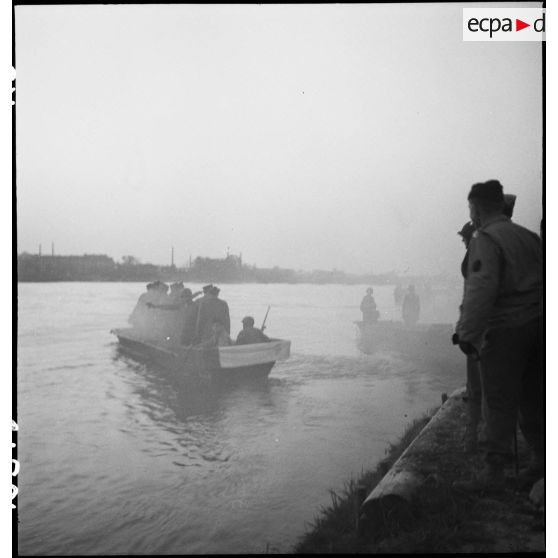 Le général d'armée Jean de Lattre de Tassigny traverse le Rhin à Kehl. [description provisoire]