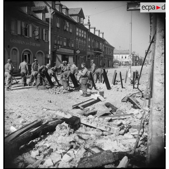 Démontage d'un dispositif anti-chars mis en place dans une rue de Kehl. [description provisoire]