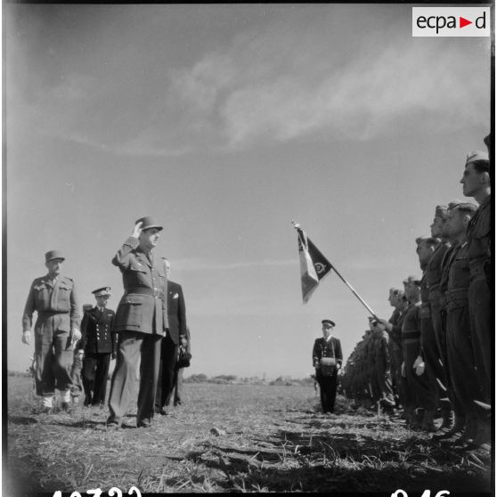 Lors d'une prise d'armes, le général de Gaulle salue l'étendard du 12e régiment de chasseurs d'Afrique (12e RCA) de la 2e division blindée (2e DB).