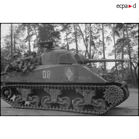 Un char Sherman M4 du 6e RCA de la 5e DB en progression dans les faubourgs de Stuttgart. [description provisoire]