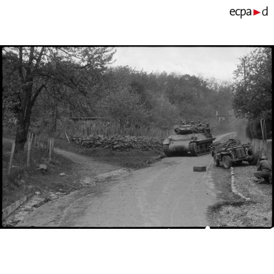 Un TD M10 d'une unité blindée américaine progresse vers Stuttgart. [description provisoire]