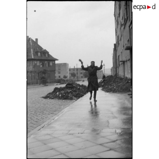 Prisonnier français libéré dans Stuttgart (sous réserves). [description provisoire]