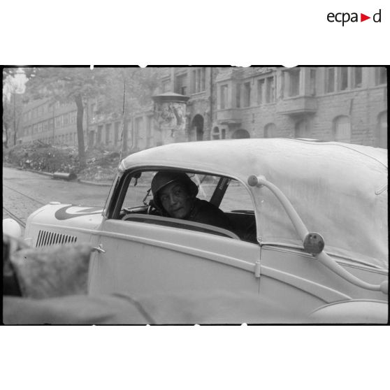 Ambulancière d'un bataillon médical dans Stuttgart. [description provisoire]