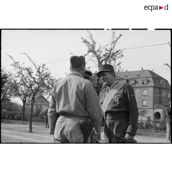 Le général d'armée Jean de Lattre de Tassigny à Karlsruhe. [description provisoire]