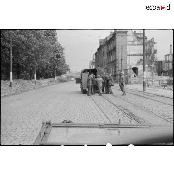 Embarquement de prisonniers allemands dans un véhicule français. [description provisoire]