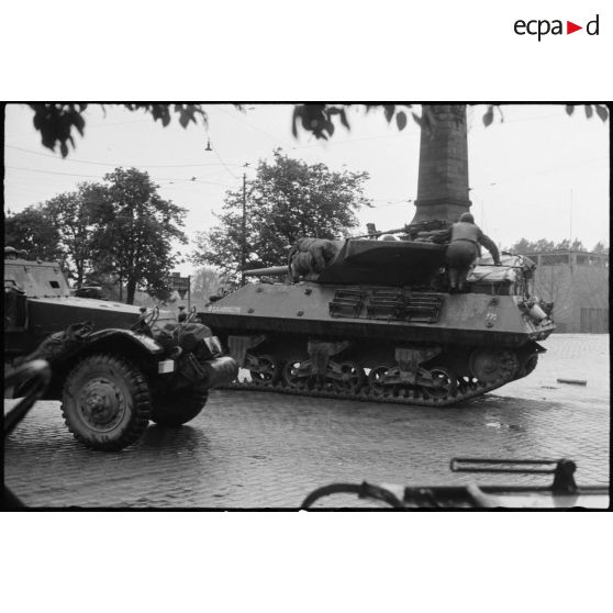 Blindé américain au pont de Cannstatt à Stuttgart. [description provisoire]