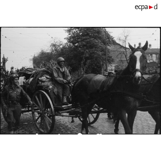 Soldats du CC6 de la 5e DB dans Stuttgart. [description provisoire]
