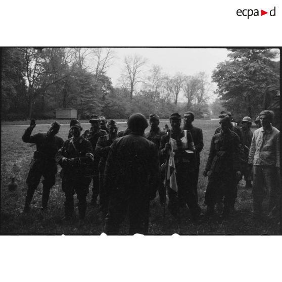 Soldats allemands prisonniers de la 5e DB dans la région de Stuttgart. [description provisoire]