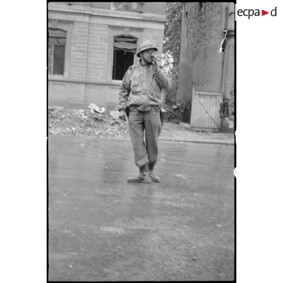 Portrait en pied du général de brigale Chevillon. [description provisoire]