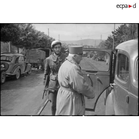 Départ du général de corps d'armée de Monsabert du  PC du CC 6 dans le Bade-Würtemberg. [description provisoire]