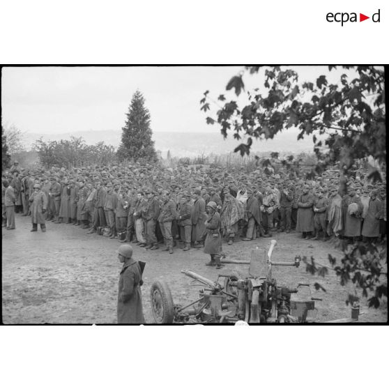 Rassemblement de soldats allemands prisonniers dans la région de Stuttgart. [description provisoire]