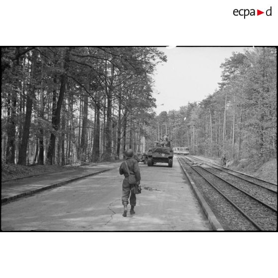 Un caméraman du SCA suit la progression de blindés de la 5e DB. [description provisoire]