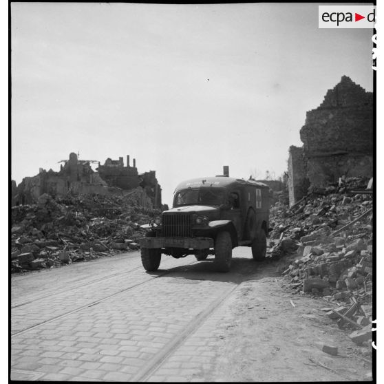 Une ambulance dans la ville de Pforzheim en ruine. [description provisoire]