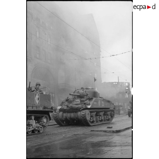 Char Sherman M4 de la 5e DB dans Stuttgart. [description provisoire]