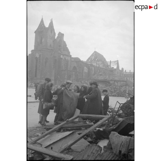 La population allemande dans Stuttgart en ruine. [description provisoire]