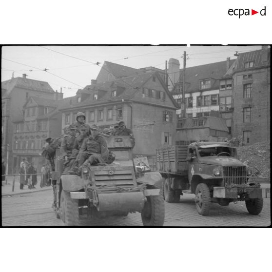 Véhicules de la 5e DB dans Stuttgart. [description provisoire]