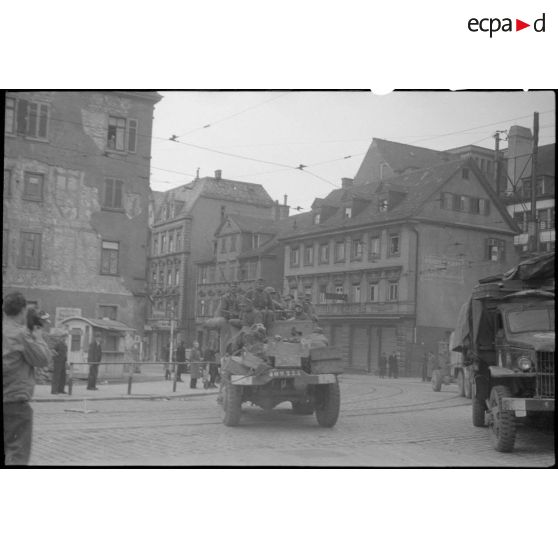 Véhicules de la 5e DB dans Stuttgart. [description provisoire]