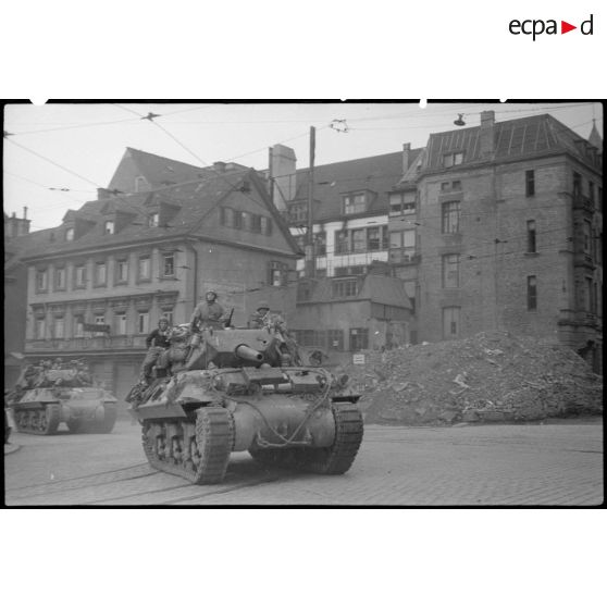 Une colonne de TD M10 de la 5e DB traverse Stuttgart. [description provisoire]