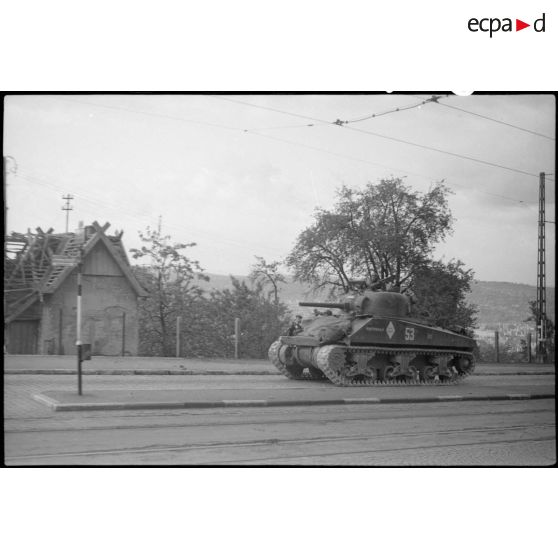 Un char Sherman M4 progresse dans Stuttgart. [description provisoire]