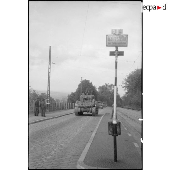 Une colonne de chars Sherman M4 progresse sur les hauteurs de  Stuttgart. [description provisoire]