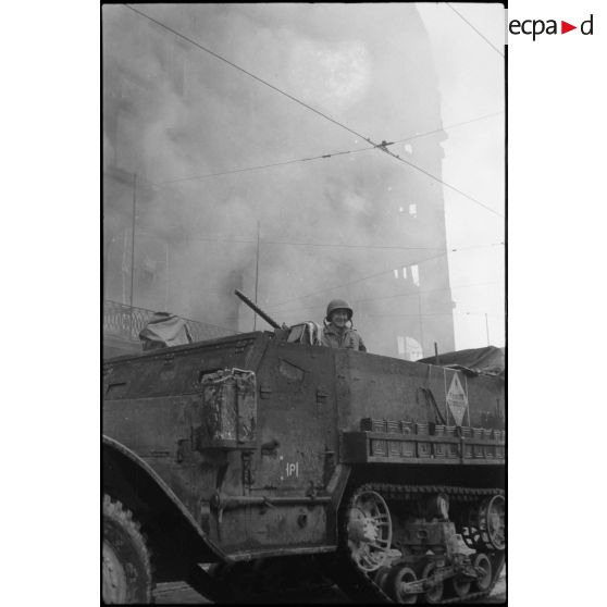 Un half-track du RMLE de la 5e DB dans Stuttgart. [description provisoire]