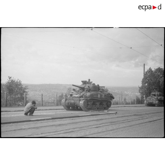 Une colonne de chars Sherman M4 progresse sur les hauteurs de  Stuttgart. [description provisoire]