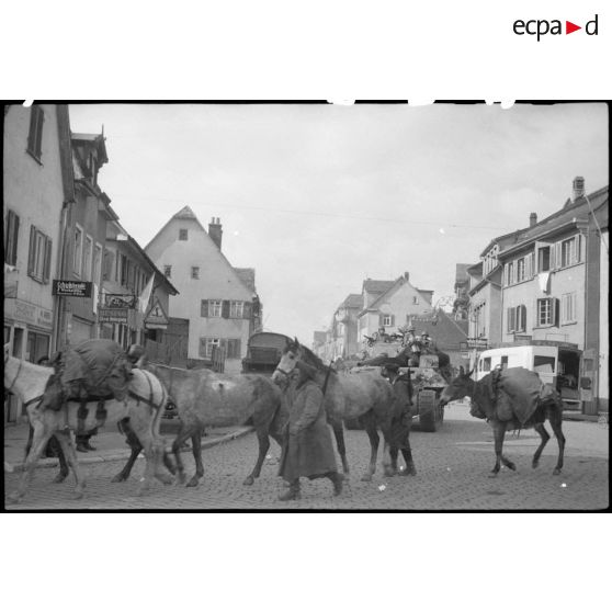 Des TD M10 de la 5e DB et des goumiers traversent Stuttgart. [description provisoire]