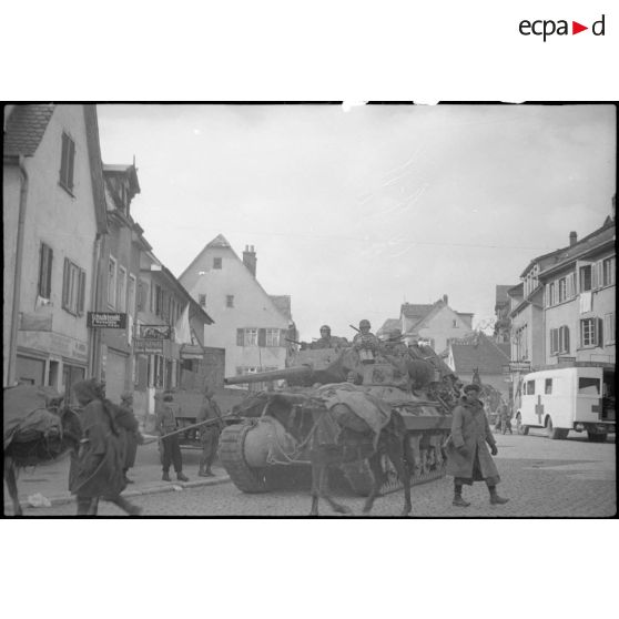 Des TD M10 de la 5e DB et des goumiers traversent Stuttgart. [description provisoire]