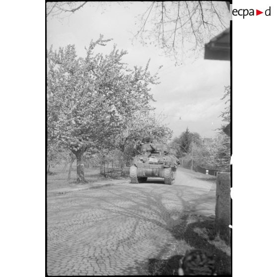 Un char Sherman M4 de la 5e DB dans les environs de Stuttgart. [description provisoire]