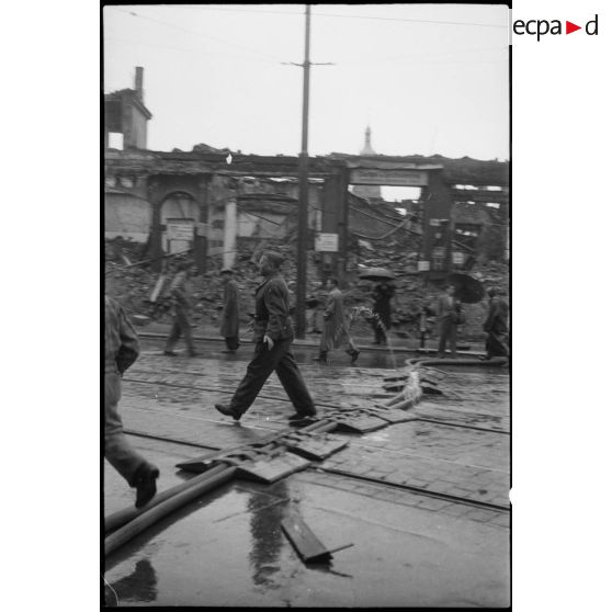 Population civile et militaires dans Stuttgart. [description provisoire]