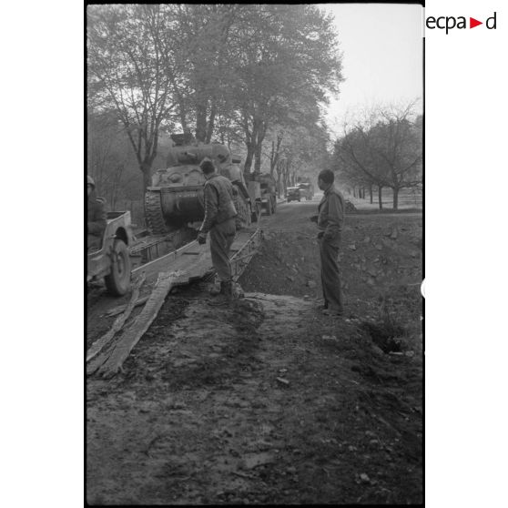 Une colonne de véhicules légers et de blindés progresse dans les environs de Stuttgart. [description provisoire]