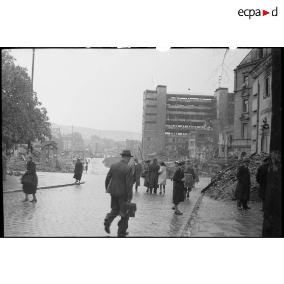 Population civile dans la ville de Stuttgart en ruine. [description provisoire]