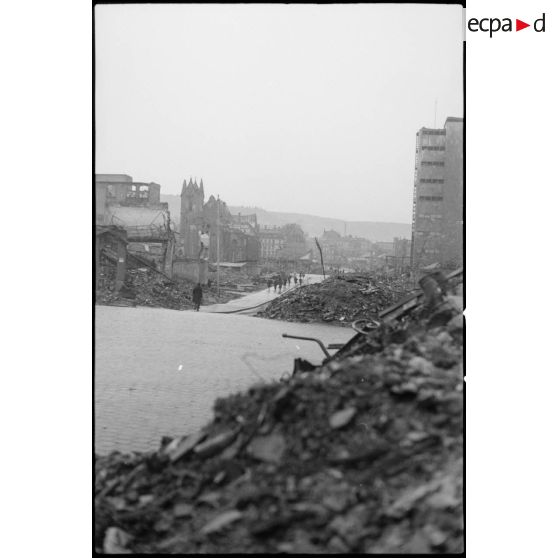 Population civile dans la ville de Stuttgart en ruine. [description provisoire]