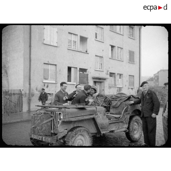 Prisonniers français libérés dans Stuttgart ou ses environs. [description provisoire]