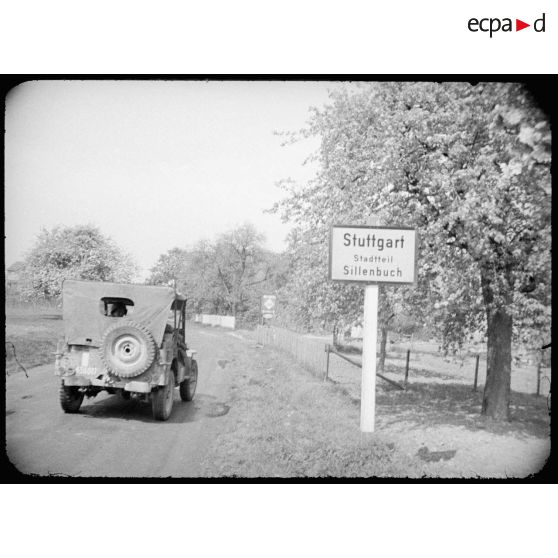 Une jeep de la 5e DB arrive dans les faubourgs de Stuttgart. [description provisoire]