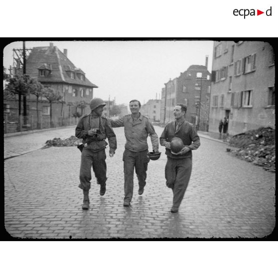 Soldats français et peut-être américain  dans les environs de Stuttgart. [description provisoire]