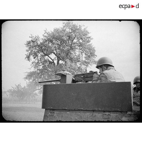 Servant d'une mitrailleuse Browning M2 12,7 mm à bord d'un half-track de la 5e DB. [description provisoire]