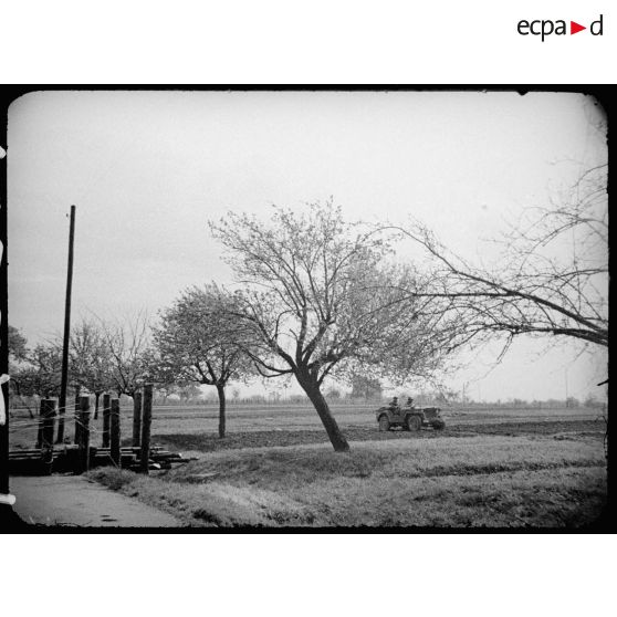 Une jeep Willys de la 5e DB arrive dans les quartiers situés au sud-est de Stuttgart. [description provisoire]