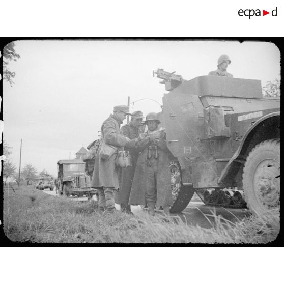 Des soldats allemands prisonniers renseignent les troupes françaises. [description provisoire]