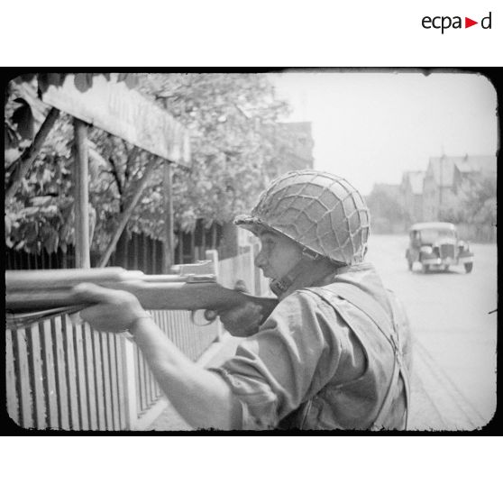 Fantassin américain en position de tir dans les environs de Stuttgart. [description provisoire]