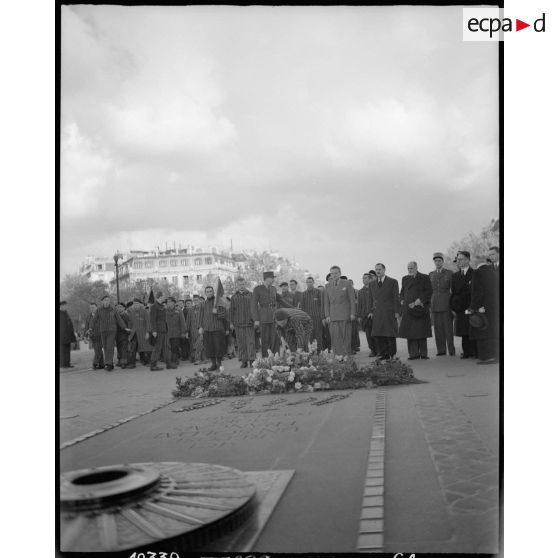 Cérémonie de ravivage de la flamme et dépôt de gerbes sur la tombe du Soldat inconnu.