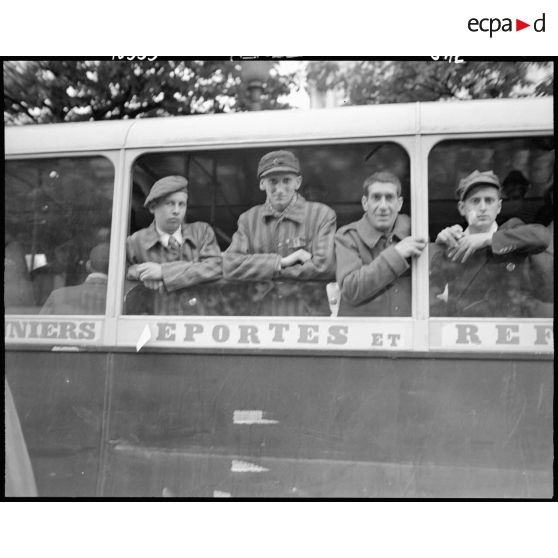 A l'occasion d'une cérémonie de ravivage de la flamme sur la tombe du Soldat inconnu, des déportés politiques se trouvent dans un autobus, affrété par le ministère des prisonniers, déportés et réfugiés.