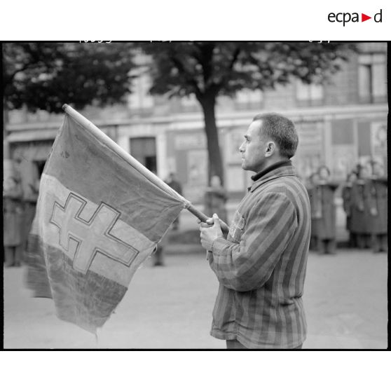 Des déportés politiques quittent l'Arc de Triomphe à l'issue d'une cérémonie de ravivage de la flamme sur la tombe du Soldat inconnu.