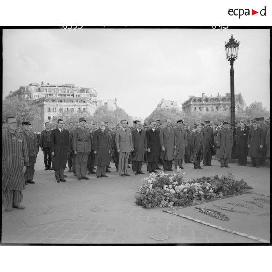 Cérémonie de ravivage de la flamme et dépôt de gerbes sur la tombe du Soldat inconnu.