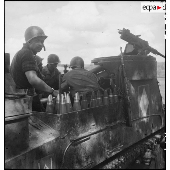 Canon automoteur du 62e RAA de la 5e DB en lisière d'un bois.